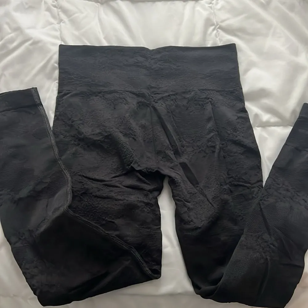 camo textured leggings black size small - Image 3