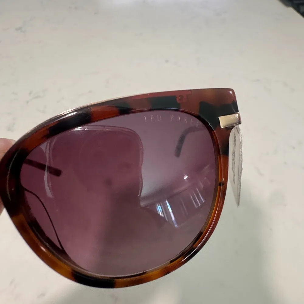 TED BAKER Elegant Havana Brown Sunglasses - Image 8