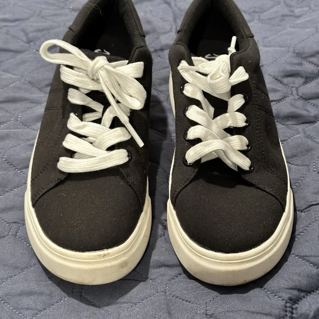 mad love Women’s Shoes Black Chunky 2000s sneakers lace up size 6 skater - Image 3