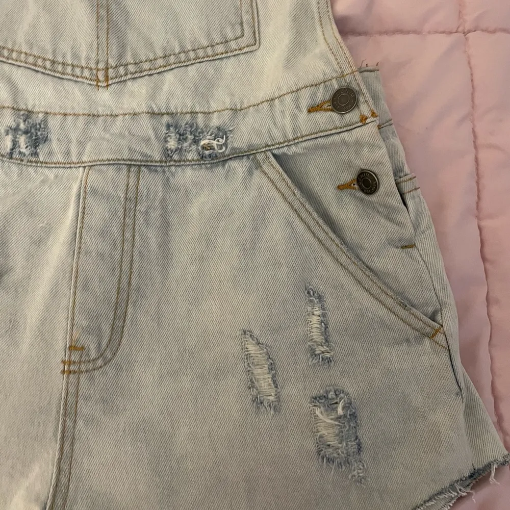 Glassons Denim light wash distressed overall shorts romper, size 8 boho spring - Image 11