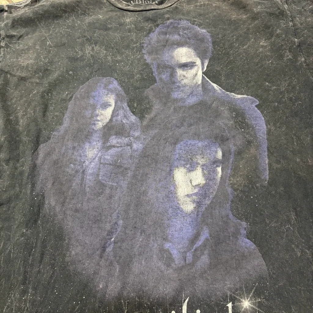 TWILIGHT MOVIE PROMO SHIRT edward cullen bella vampire Tye Dye Sz L Y2K Preppy Gray Size L - Image 3