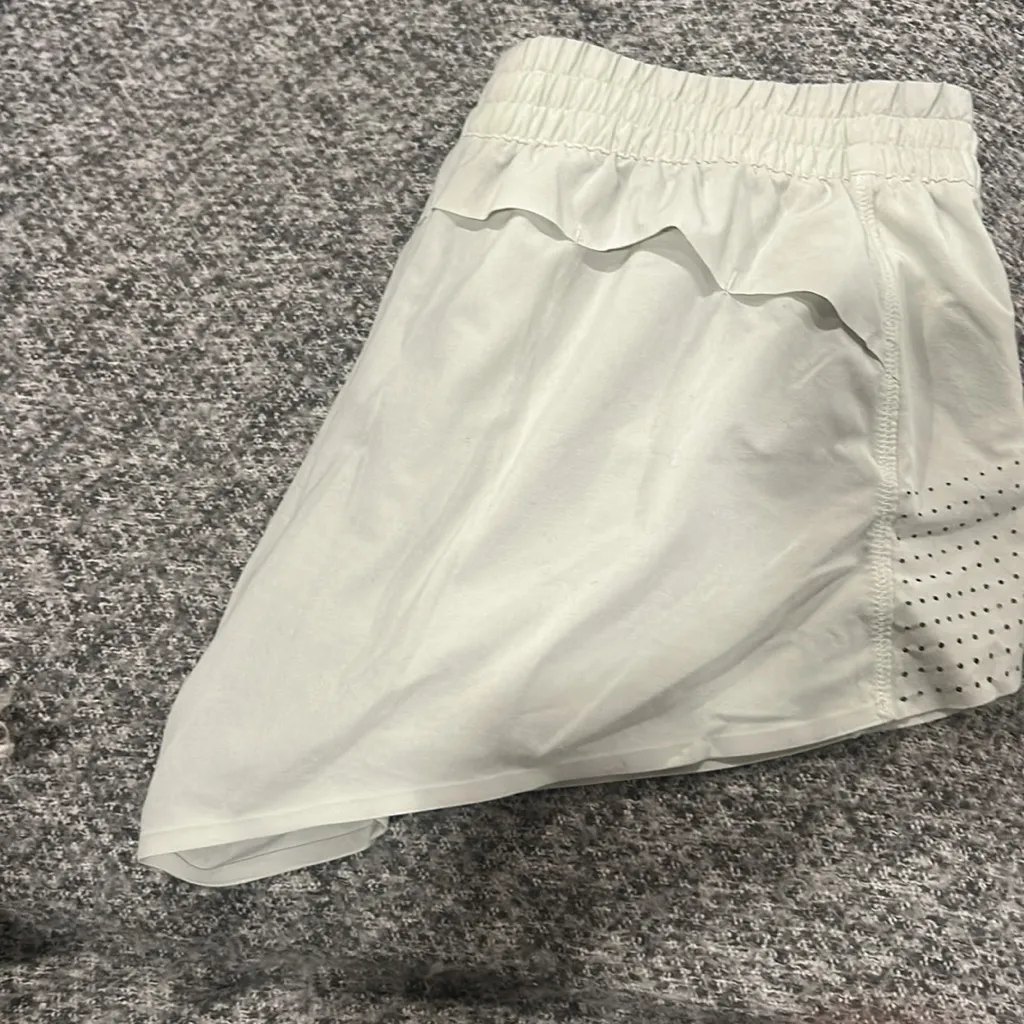 Women’s Athleta Hustle 3” Running Shorts Fitness Pale Green Gray Size Large GUC - Image 3