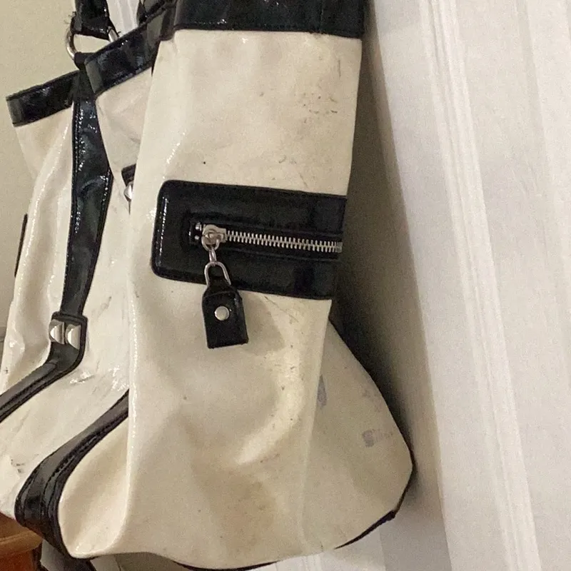 Guess patent leather Tote with Logo Detail - Image 3