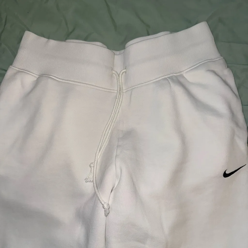 Nike Women's White Joggers - Image 3