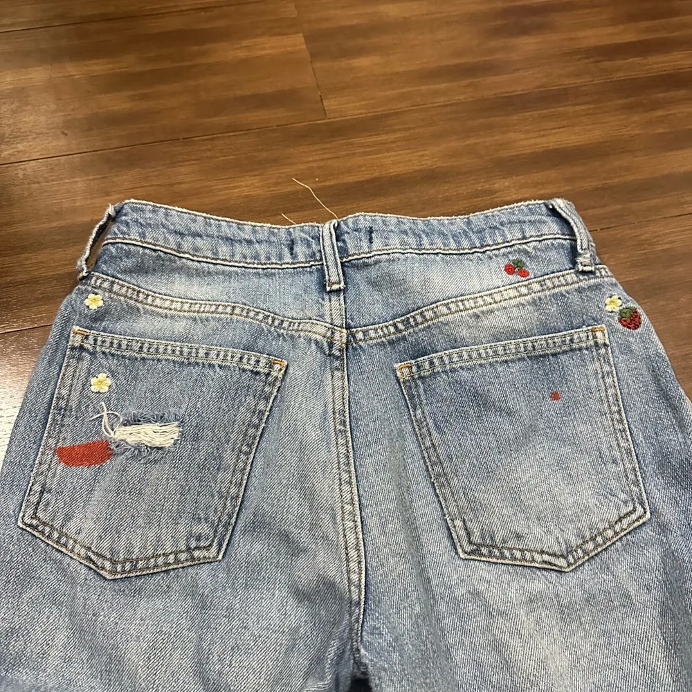 Free people we the free OB902878 embroidered distressed denim jeans size 25 - Image 4