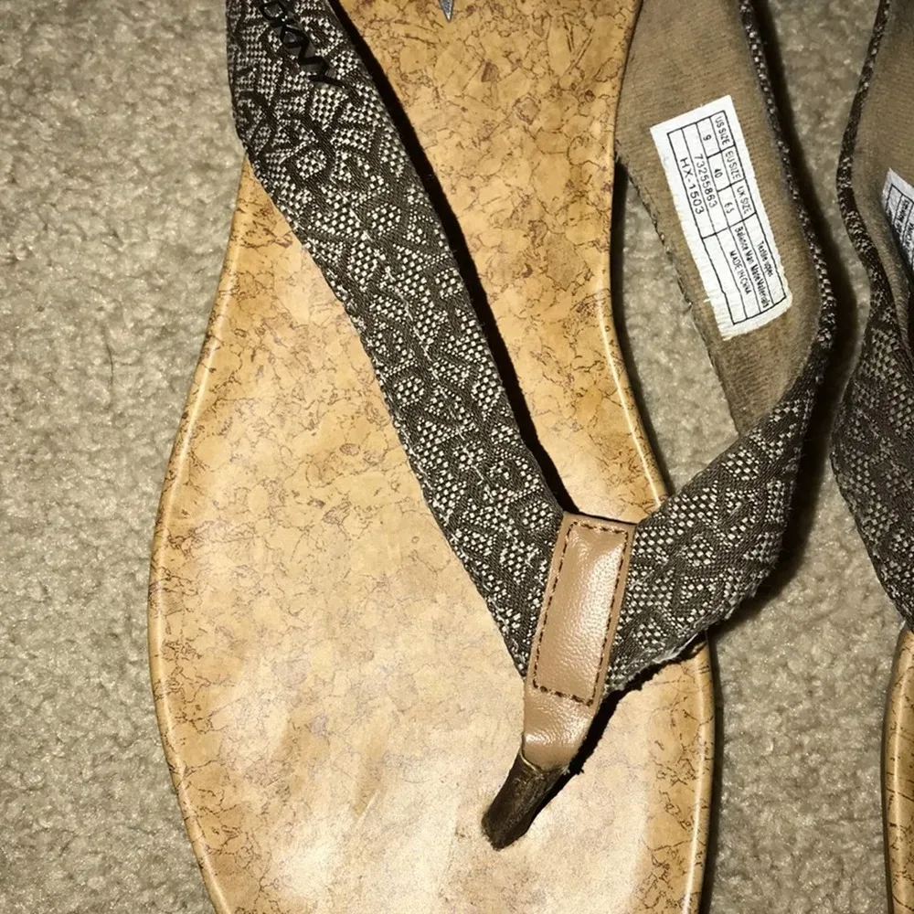 DKNY SARASOTA DARK & LIGHT BROWN THONG SANDALS SIZE 9 - Image 3