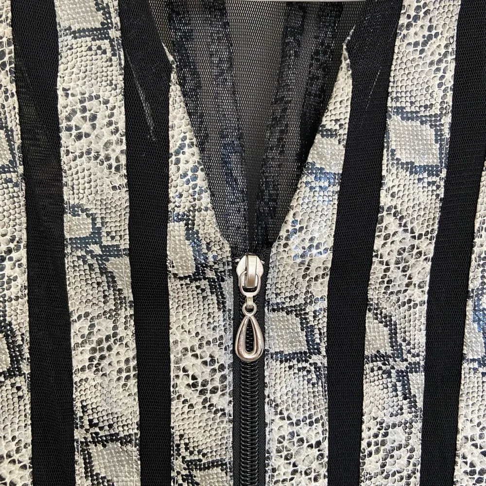 NWOT | T&W Designs women’s‎ sheer snakeskin striped zip jacket Large Black - Image 5