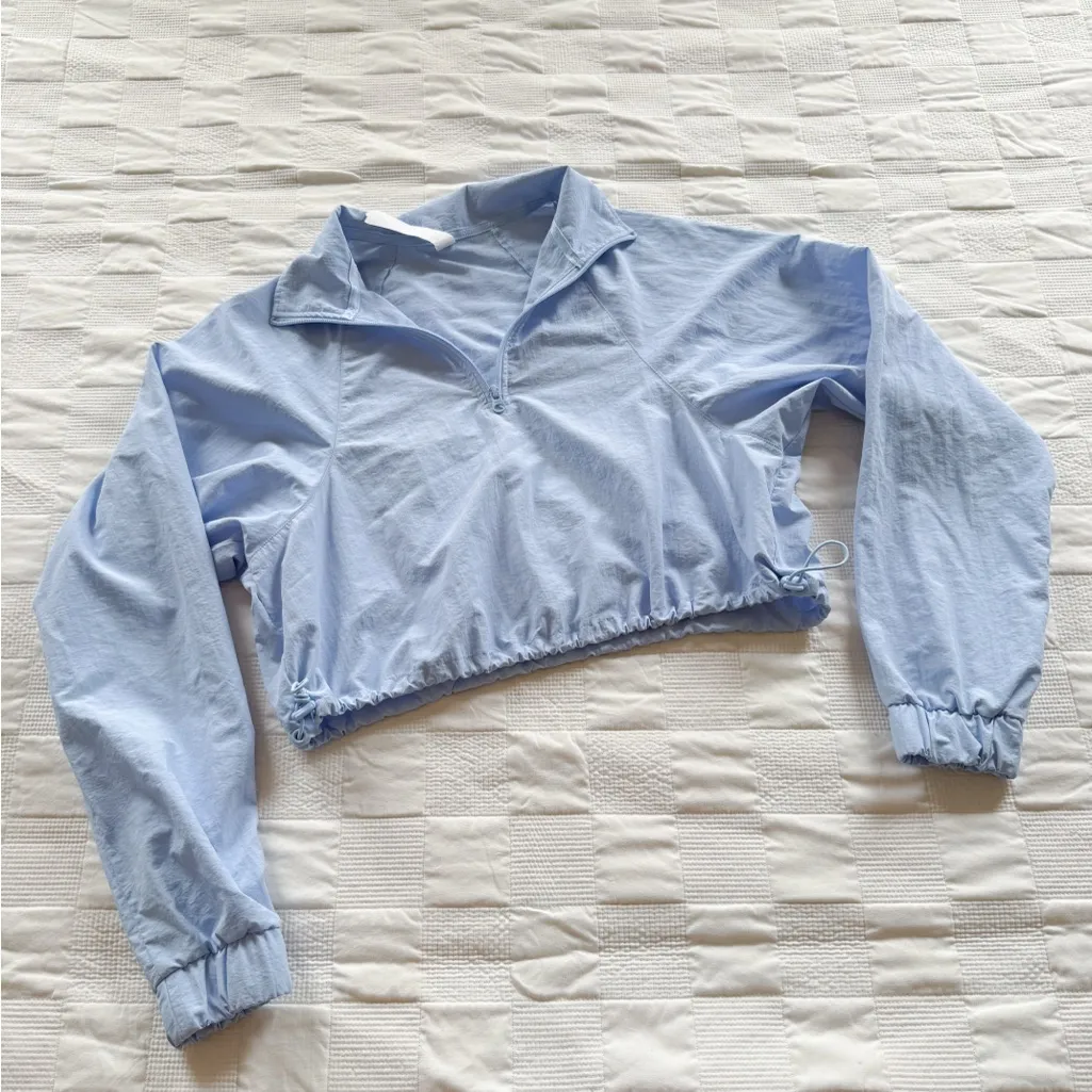 Alo Yoga Cropped 1/4 Zip Alumni Pullover in the color Seashell Blue size XS - Image 2