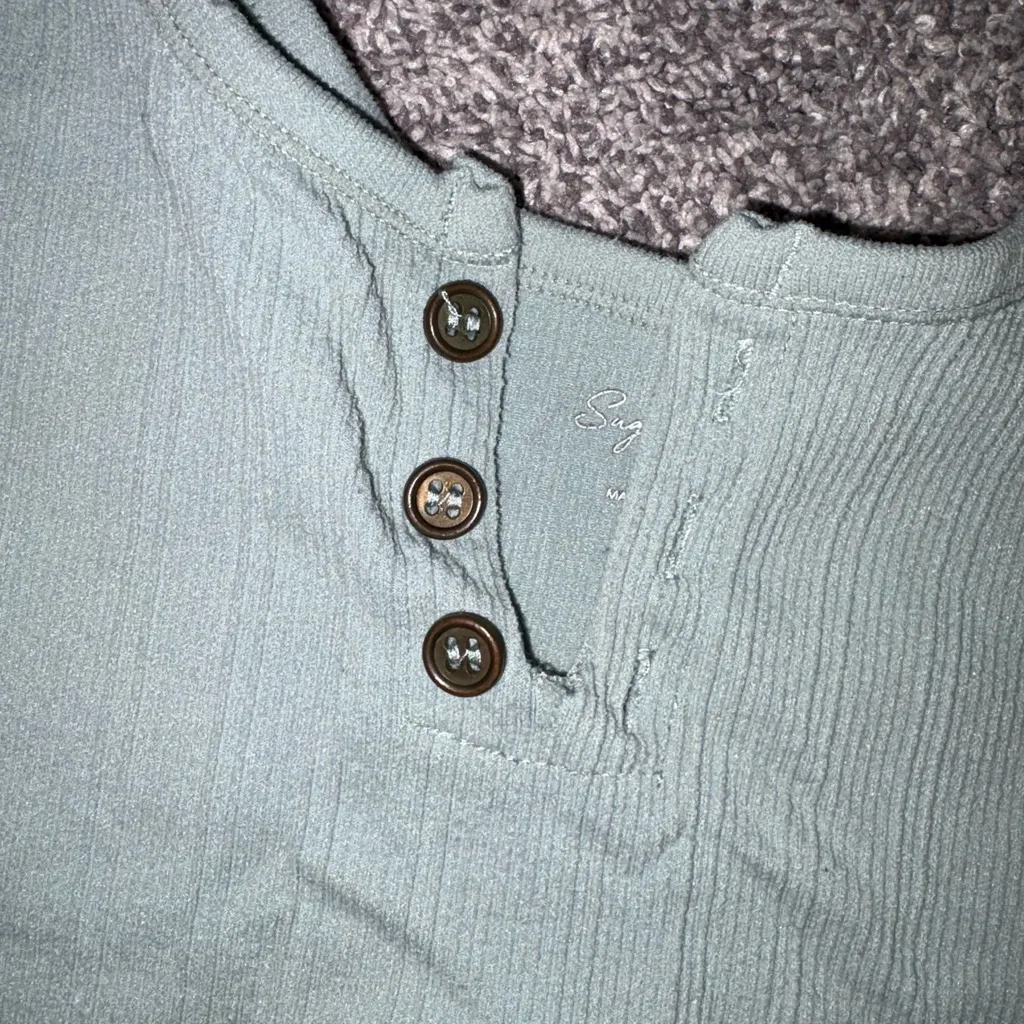 Women's Sleeveless Buttoned Top - Image 2