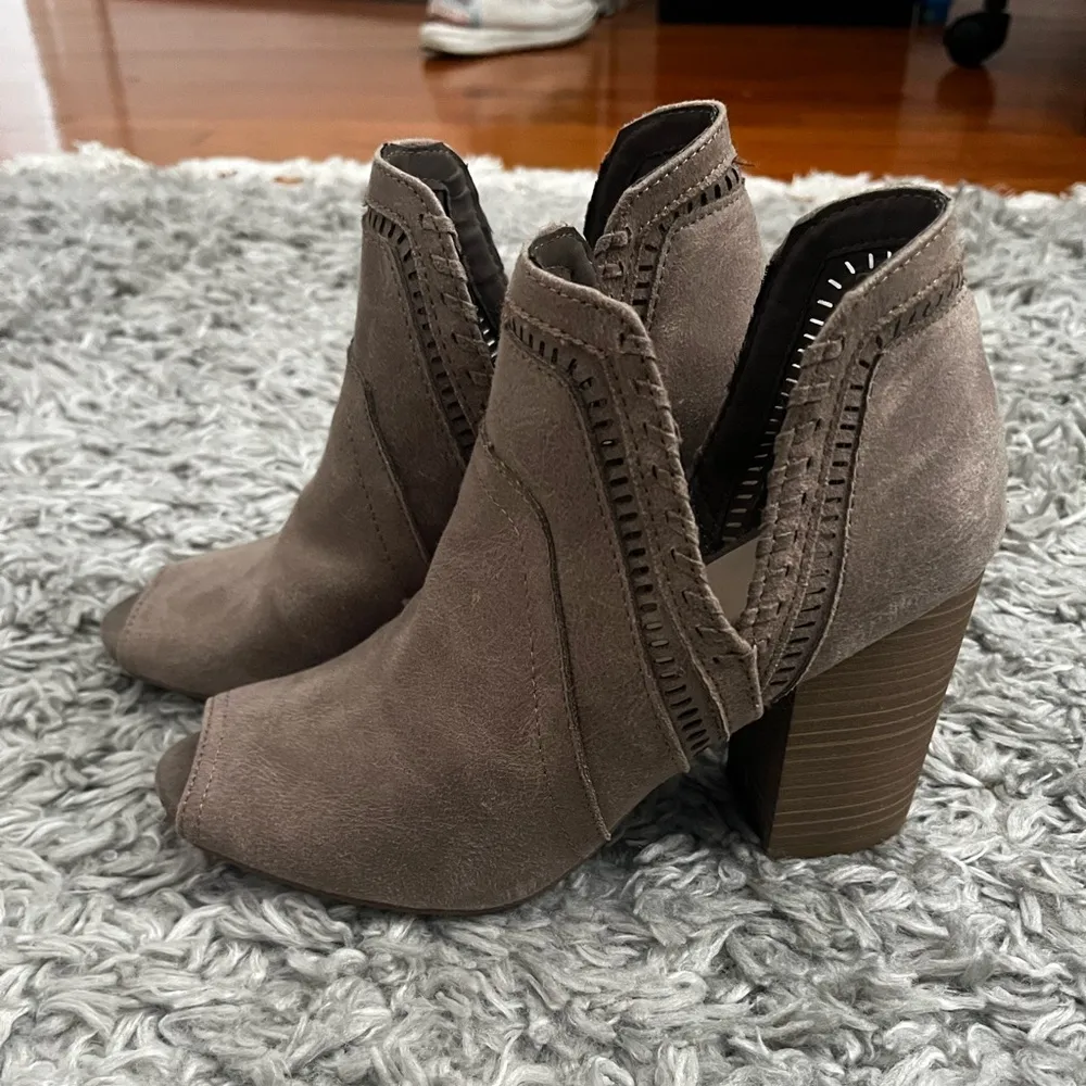 Fergilicious taupe open toe cut out ankle booties size 7 - Image 2