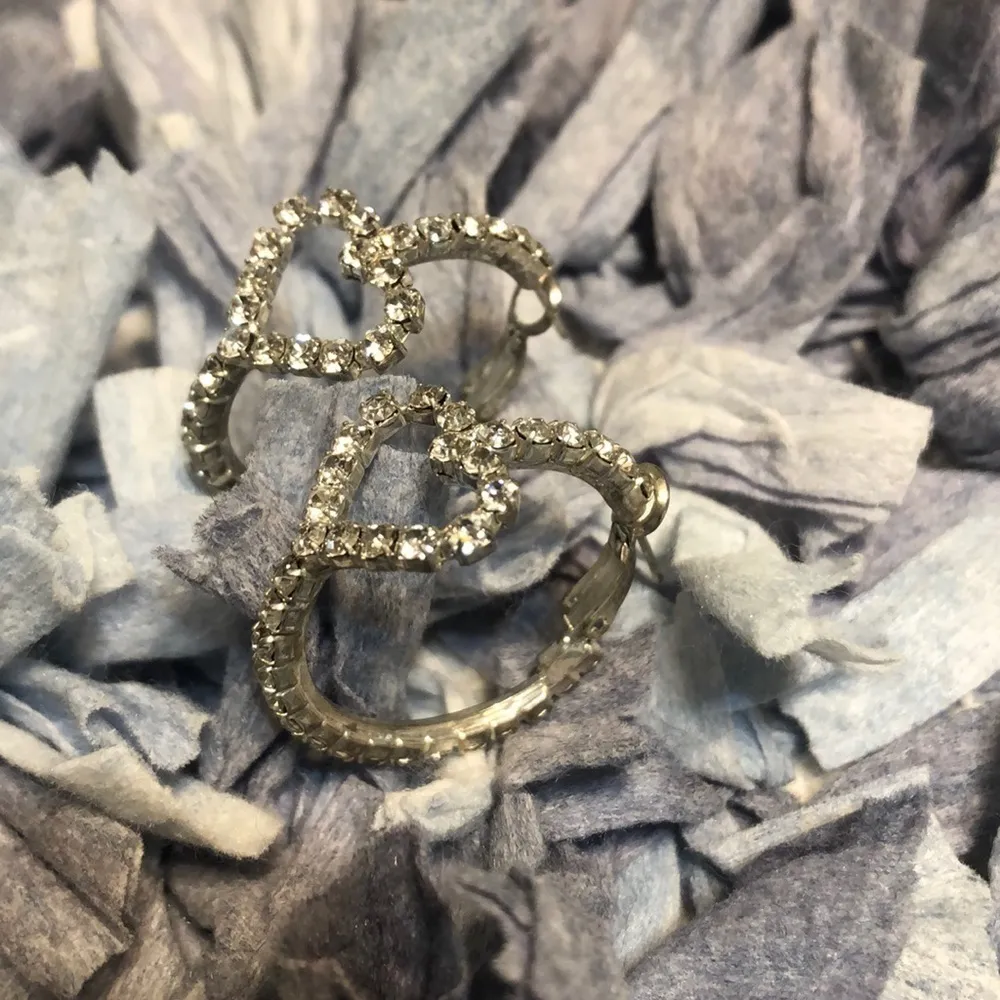 Heart shaped rhinestone earrings - Image 2