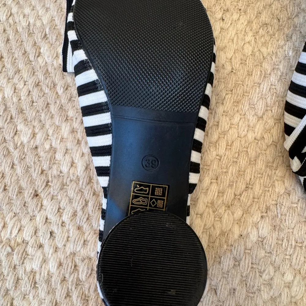 Striped Black and White Bow Heels woman’s 39 Size 8 - Image 9