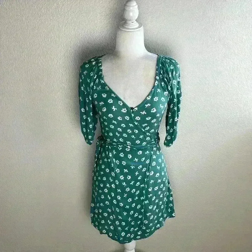 Billabong - Best Dressed Sage Green Floral Print Off-the-Shoulder‎ Wrap Dress - Image 4