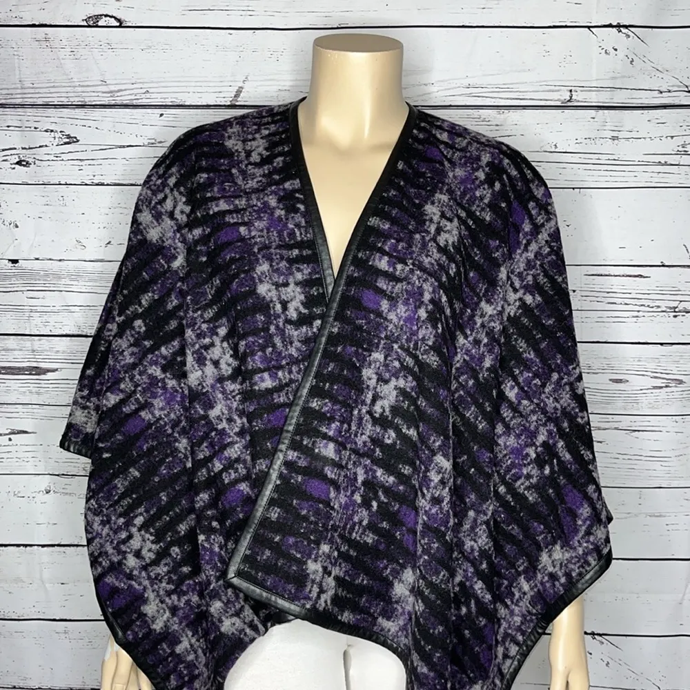 BCBG MaxAzria NWT O/S One Size Faux Leather Trim Wool Blend Rudy Cape Poncho - Image 2