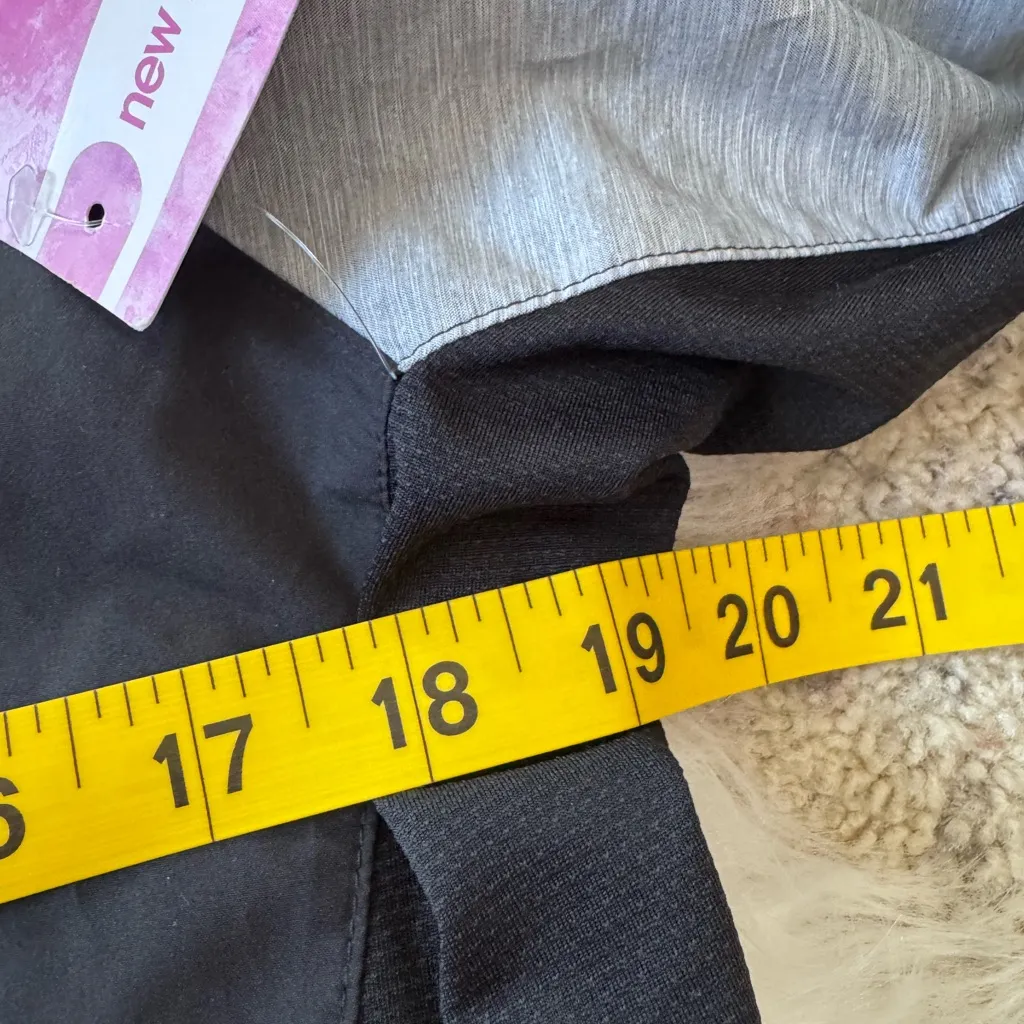 New Balance Women's Black and Gray Wind Breaker with Susan G Komen Logo - Image 8