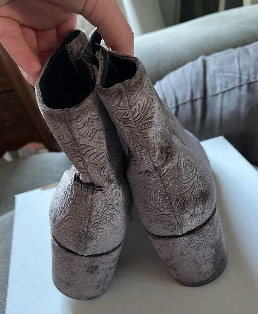 Indigo Rd Crusona Paisley/Floral gray velvet block heel boots - Image 5