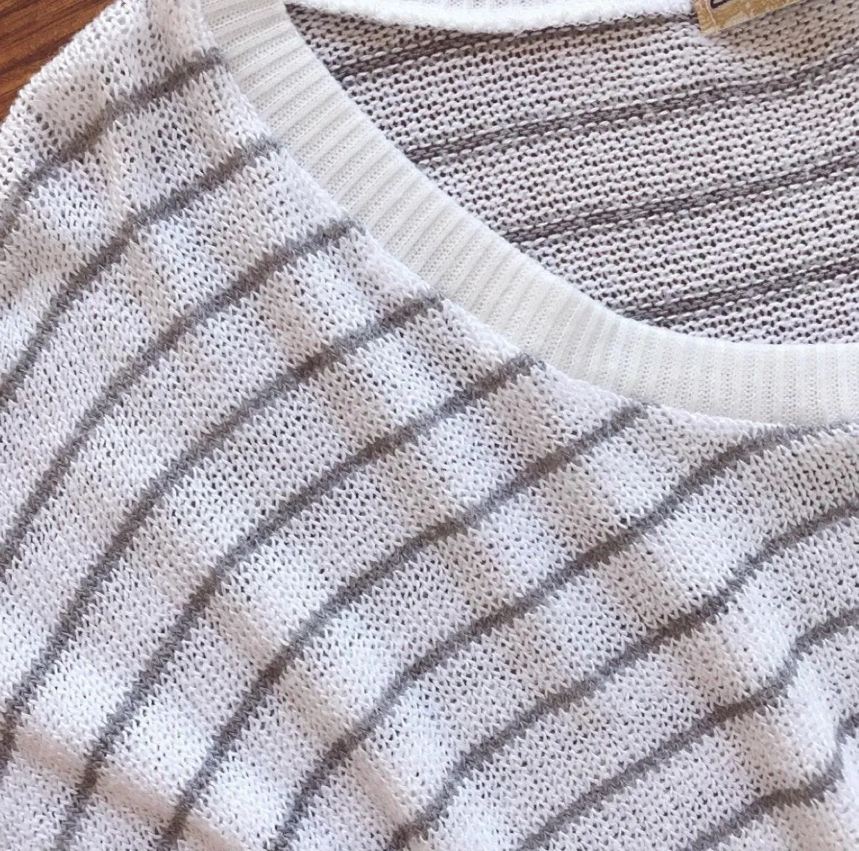 White And Grey Striped v - Image 4