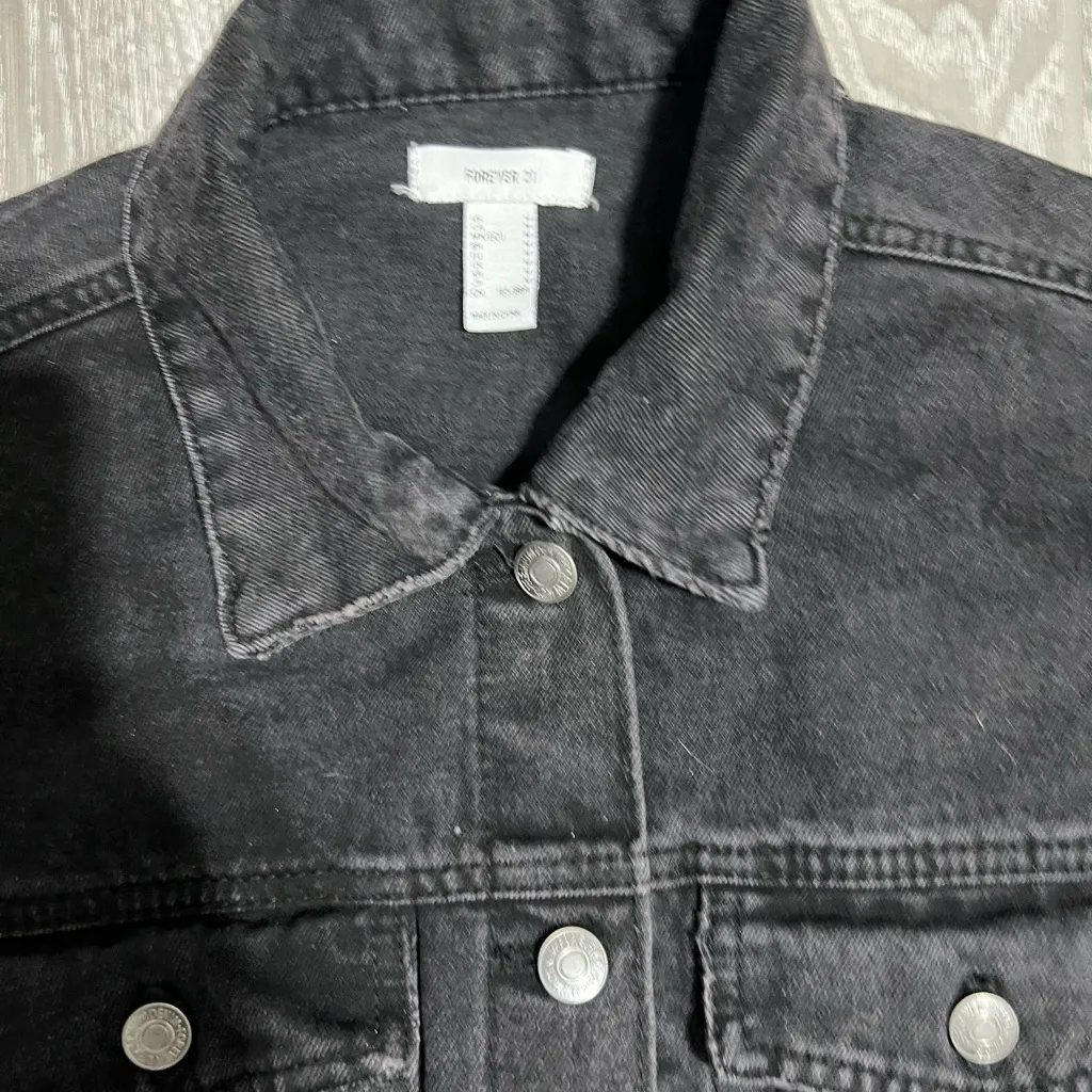 Forever 21 Black Cropped Denim Jacket Size M Button Front - Image 4