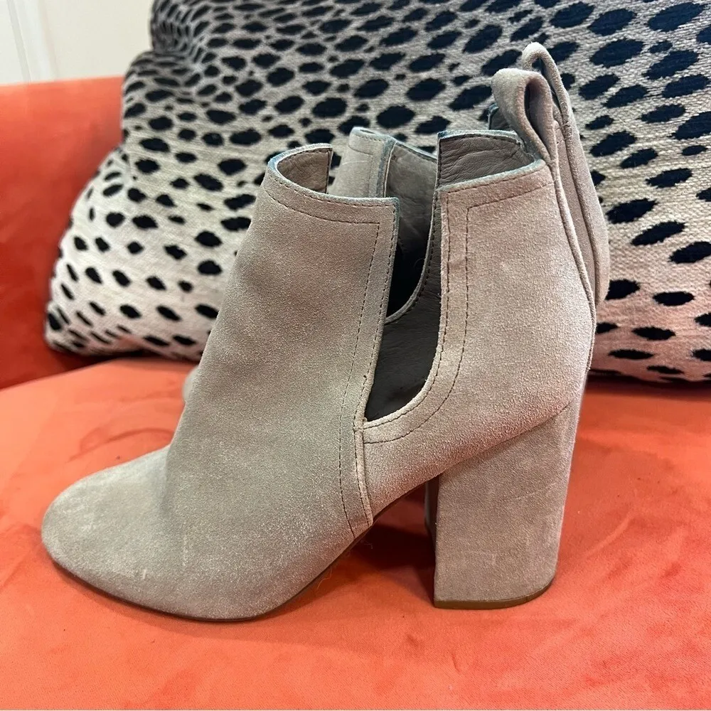 Vintage Steve Madden Norelle Suede Block Heel Booties Taupe Quiet Luxury 6M - Image 4