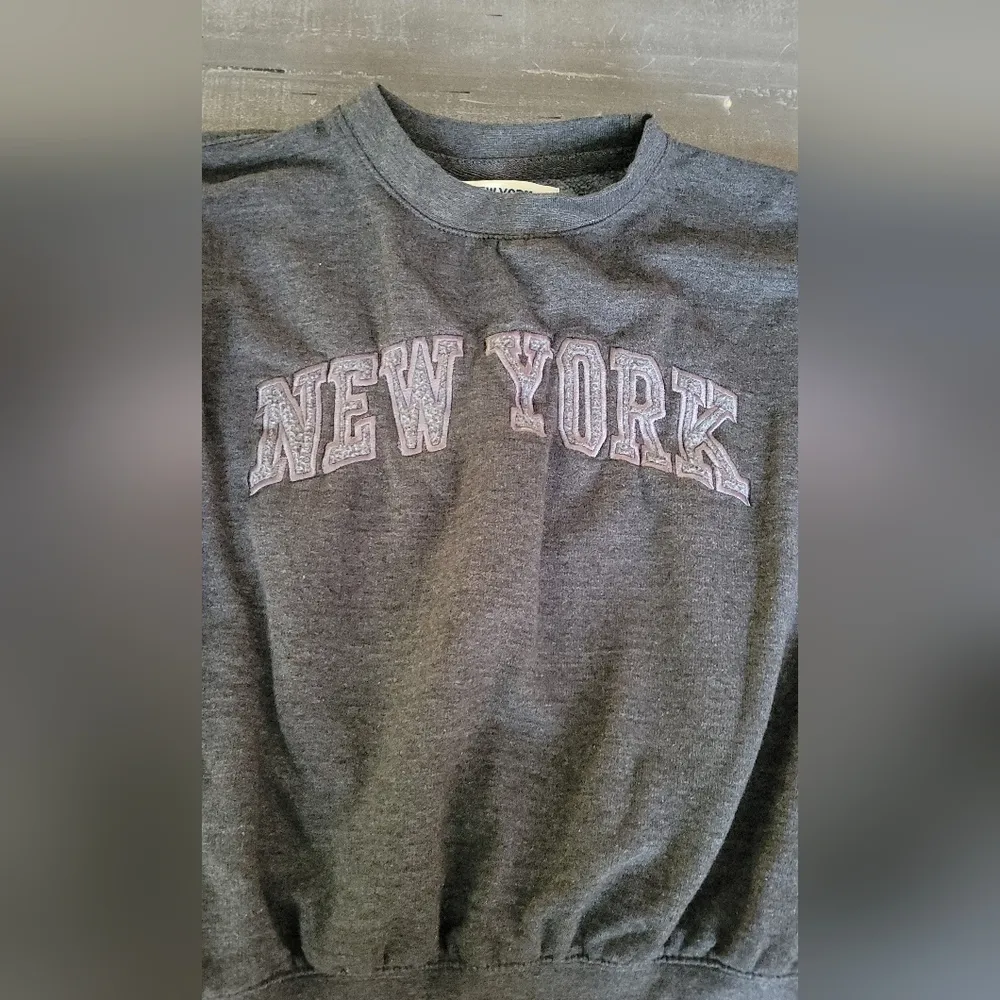 New York Popular Womens Sweatshirt Size S Gray - Image 2