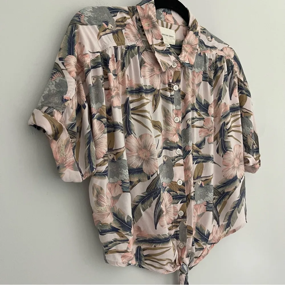 American Eagle Purple Hawaiian Floral Button Down Shirt - Image 4