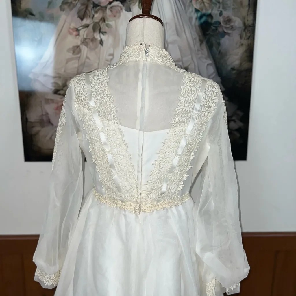 Darling Vintage 1960s/70s Wedding Gown & Cathedral Length Veil! White Size 12 - Image 11