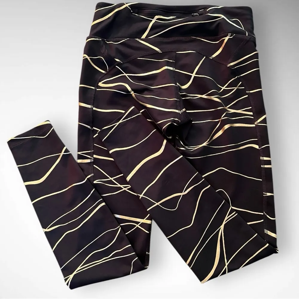 NIKE Women's‎ Icon Clash Fast Dri-Fit Black and Gold Leggings Size Small | EUC - Image 4