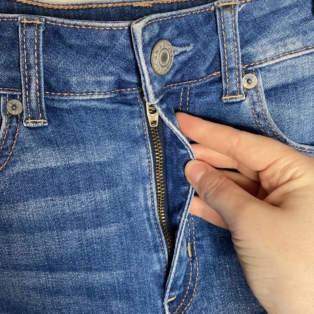 American Eagle distressed denim hi-rise mini skirt fringe hem size 8 - Image 6