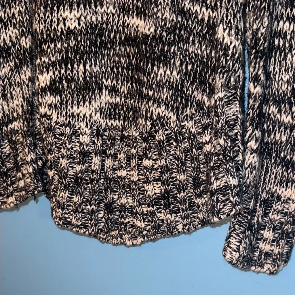 No Boundaries Cozy Black and White Women's Sweater XL 15-17 - Image 4