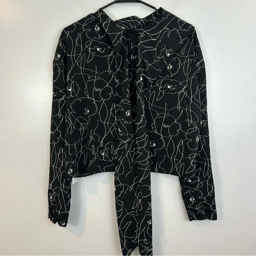 NWT ASTR Floral Black and White Long Sleeve Tie Neck Flowy Top Size XL - Image 5