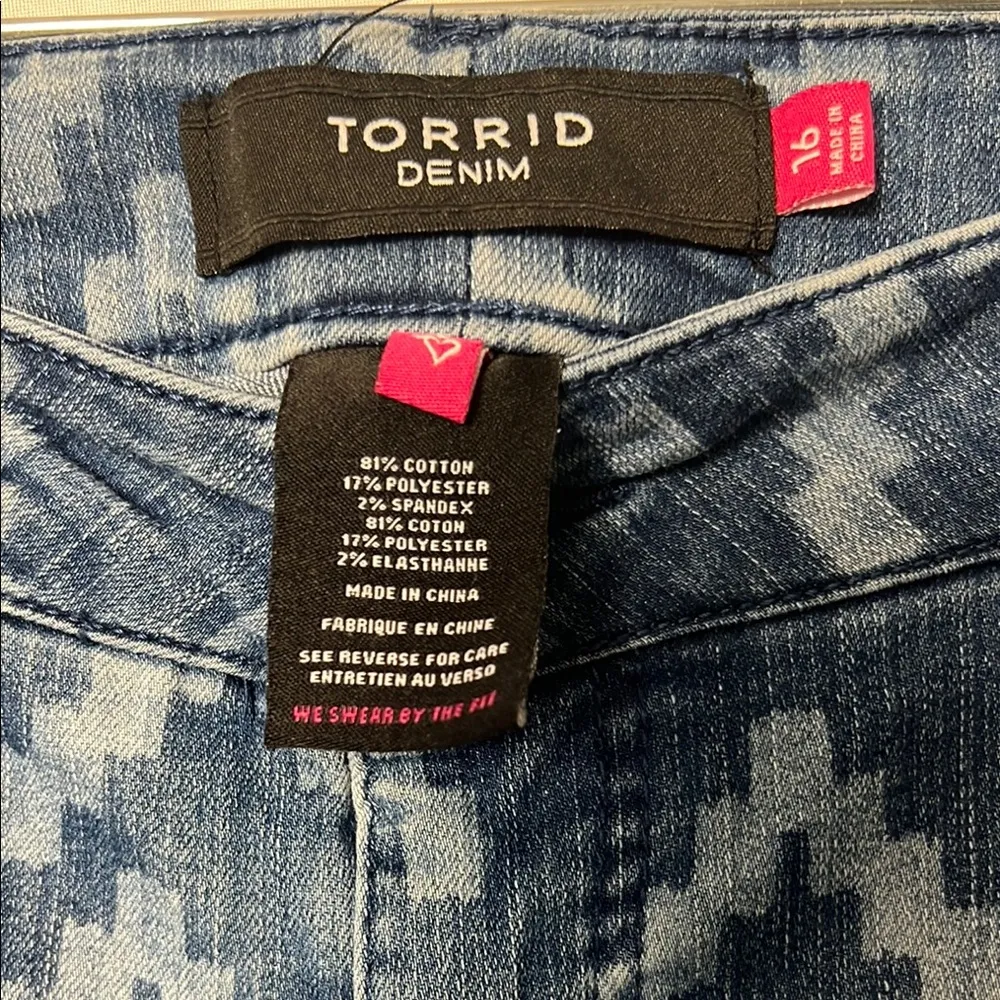 Torrid Blue Patterned Women's Denim Shorts Size 16 - Image 3