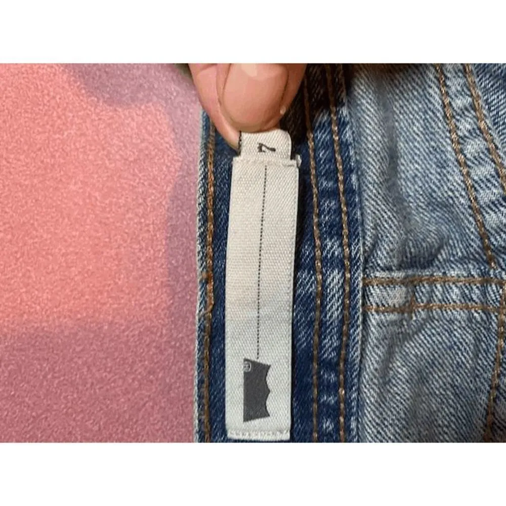 Levis mini jean skirt size 7 - Image 5