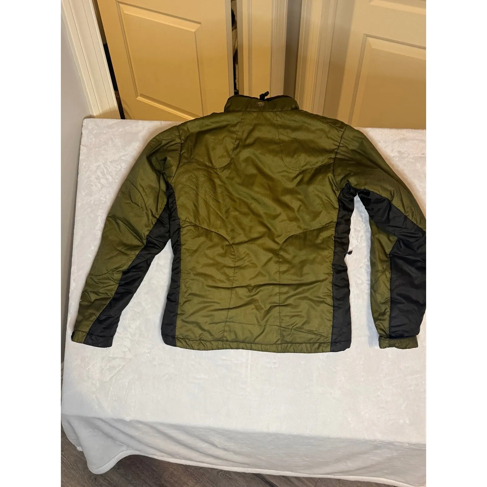 Mountain‎ Hardware puffer Women's Small - Image 3