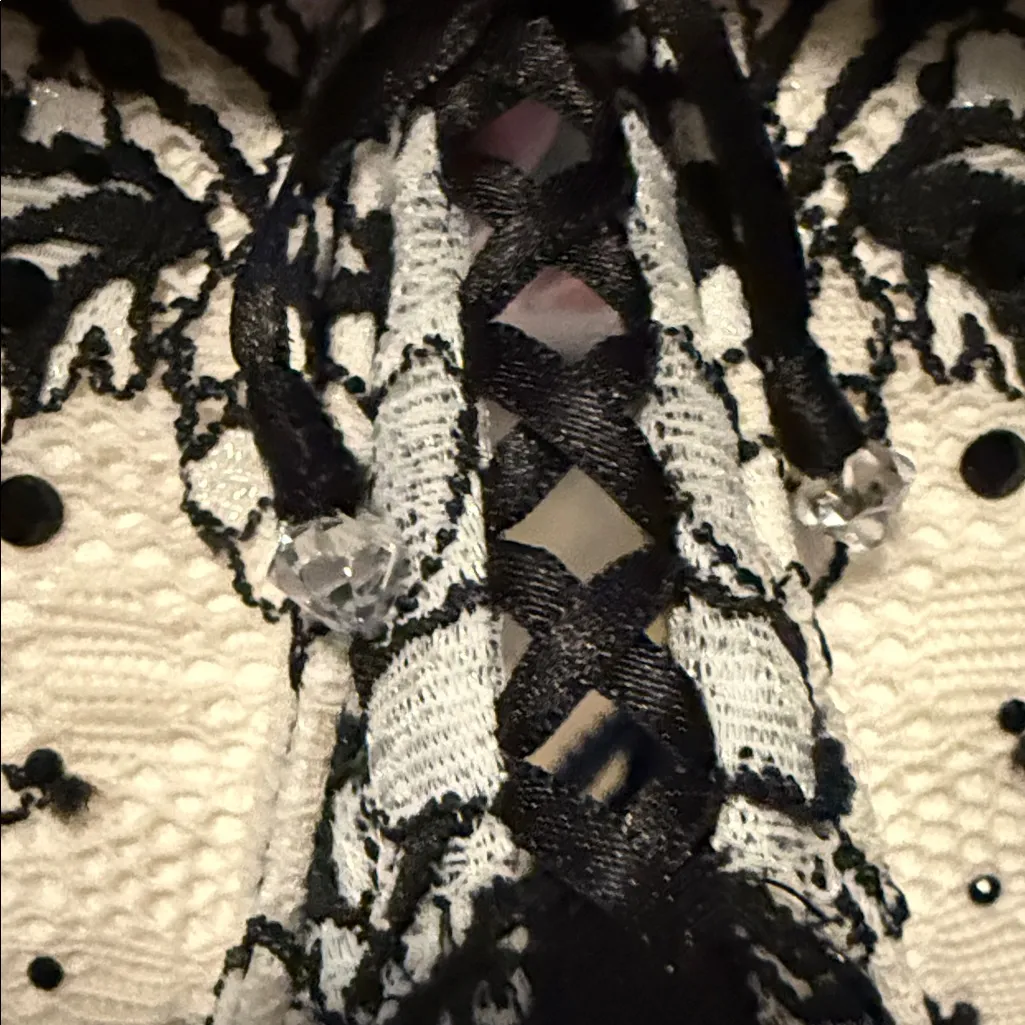 Victoria’s Secret Chic Lace Overlay Bra in Black and White NWOT! Size 36B - Image 4