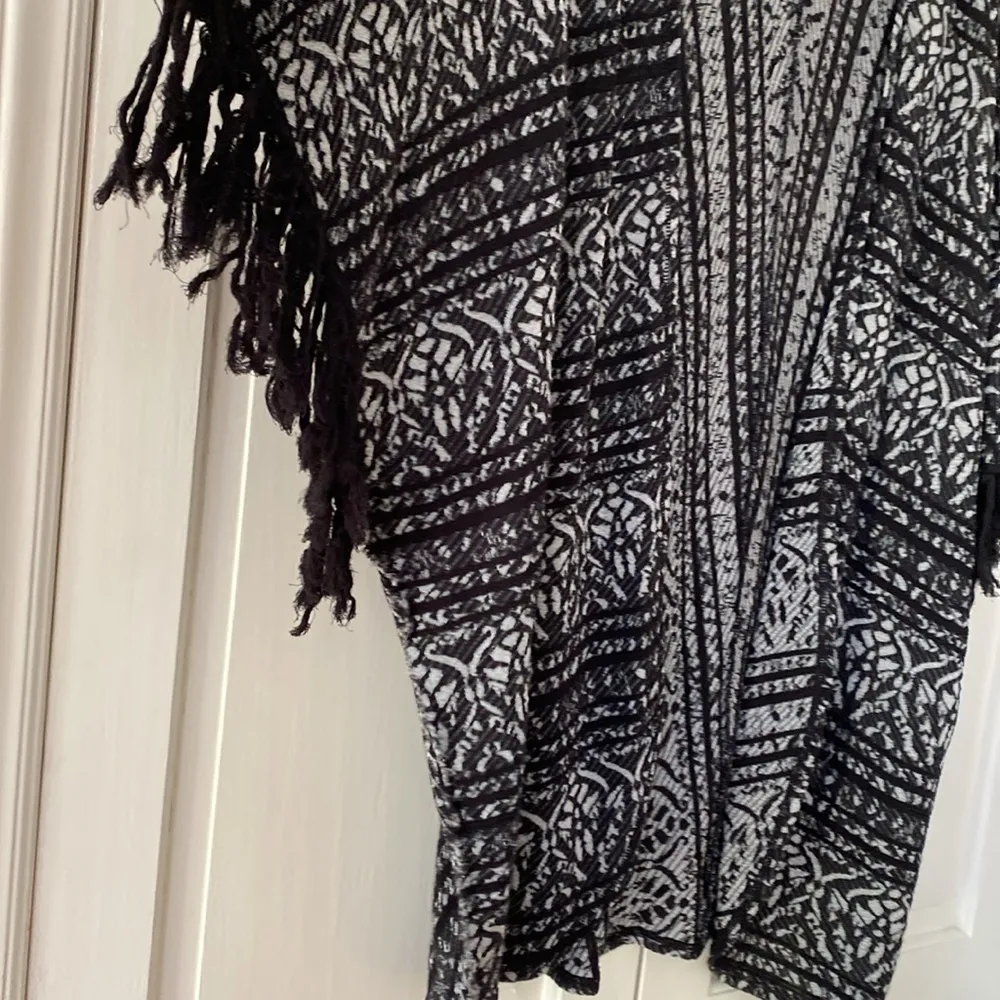 Free People Black Pattern Fringe Kimono‎ Cardigan Size M/L Rare ASO Selena Gomez - Image 7