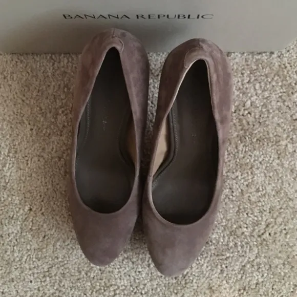 Banana Republic Kate Heel in portobello‎ suede - Image 3