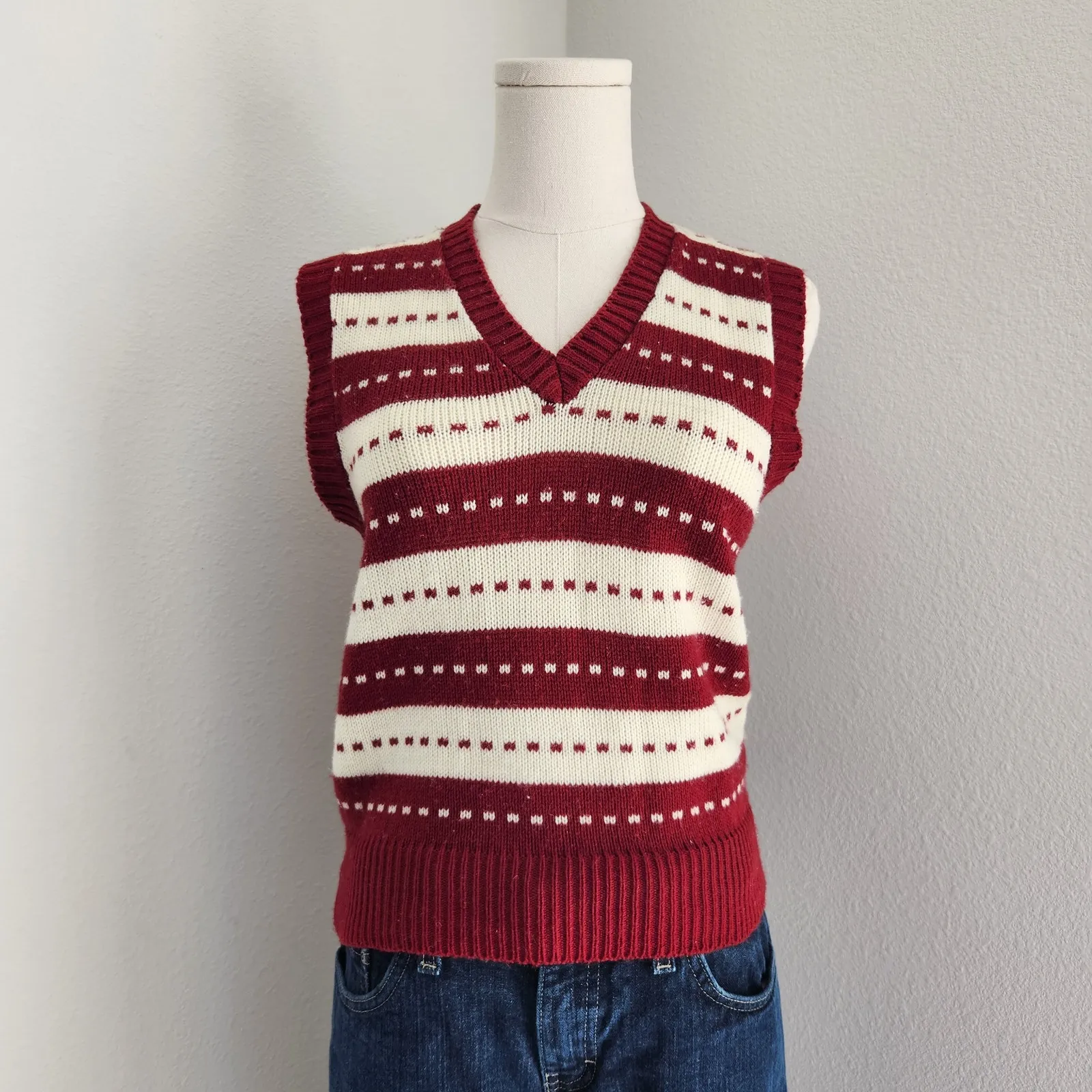 Vintage 70s Classic Casuals Red White Knit V Neck Sleeveless Sweater Vest XS - Image 2