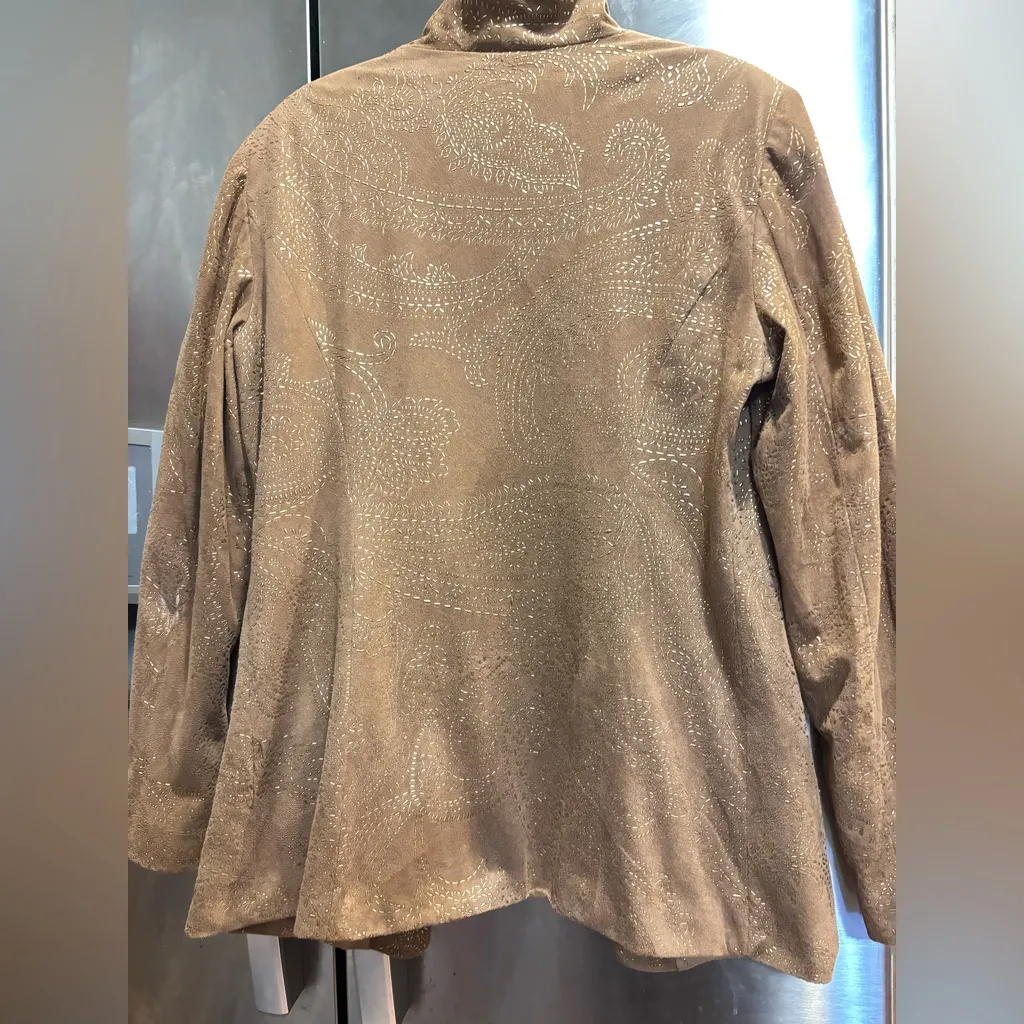 Chicos faux suede blazer women’s embellished
Beige/gold jacket - Image 4