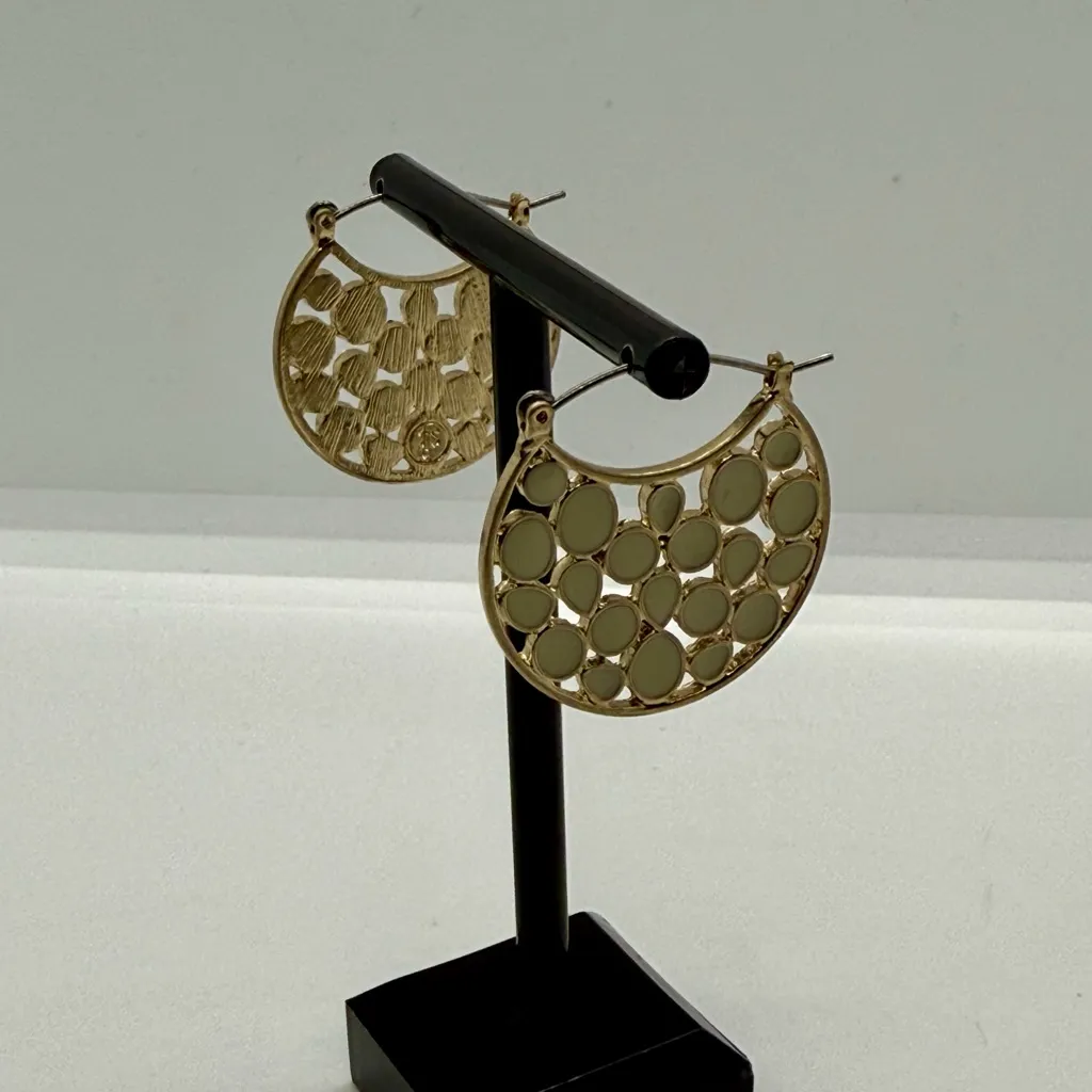 The Sak‎ Gold Patterned Earrings - Image 3