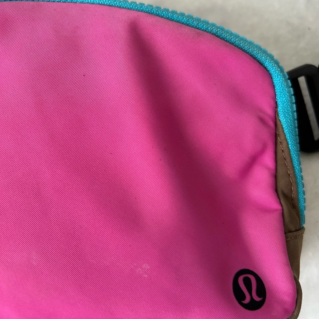 Lululemon Athletica Pink Interior Pouch with Blue Edges - Image 7