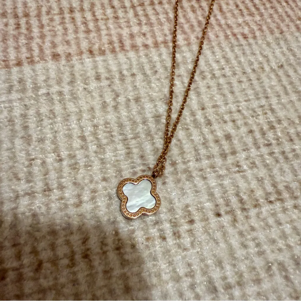 Women’s Reversible black gold & mother of pearl Clover Necklace NEW - Image 3