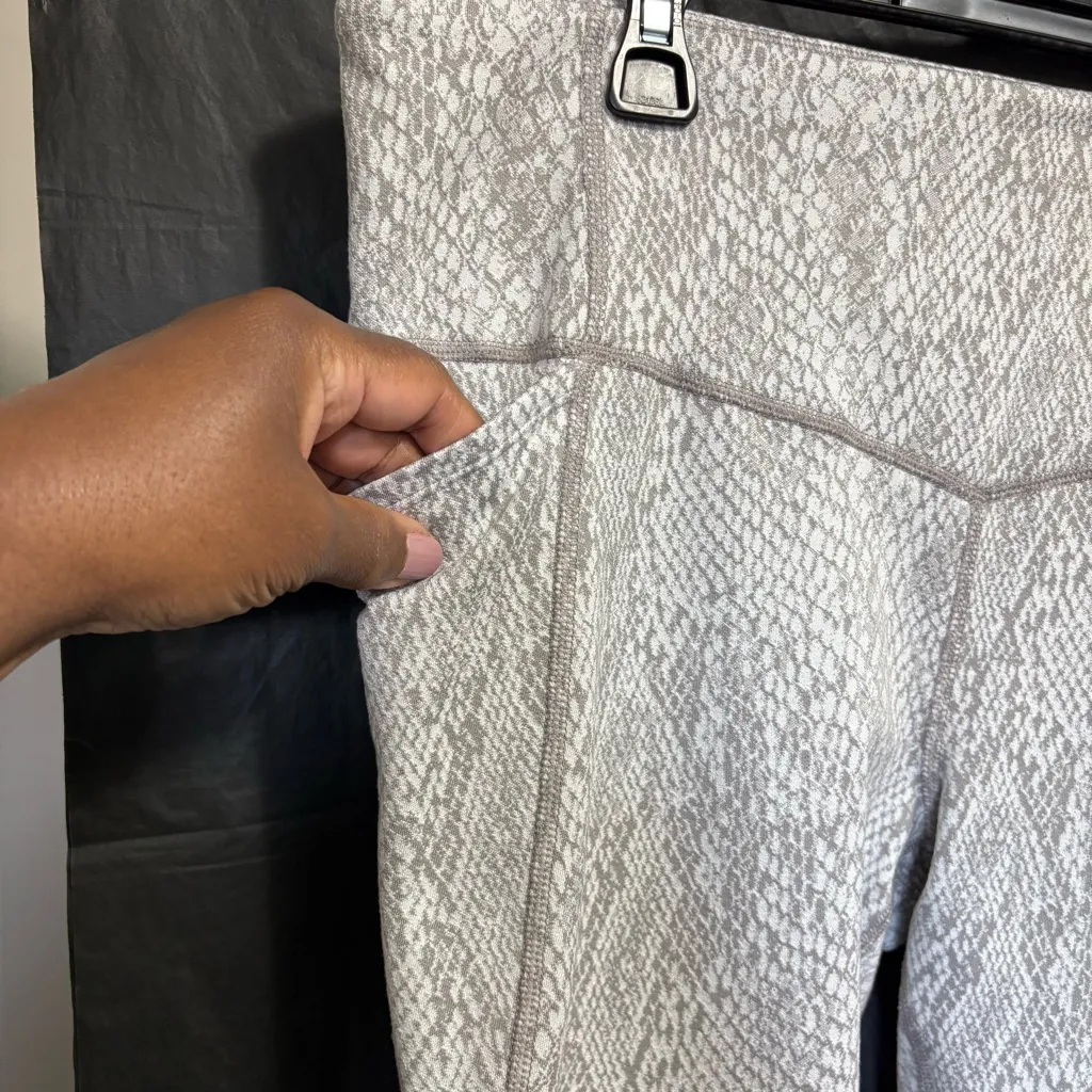 All in Motion Women’s XXL Gray Reptile Cropped Leggings Pockets Athleisure - Image 3