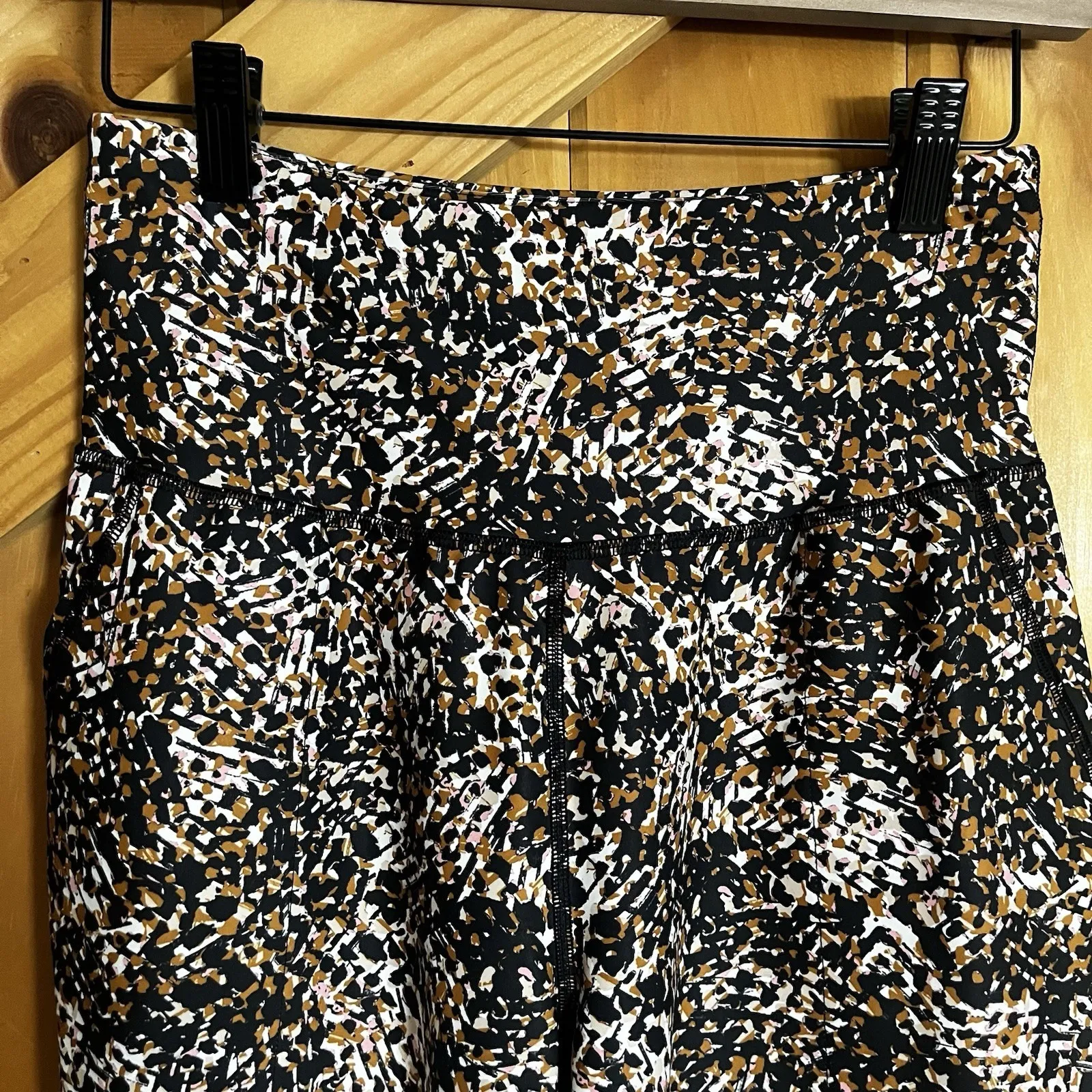 Old Navy Active‎ Powersoft Womans Medium Abstract Animal Print Athletic Leggings - Image 3