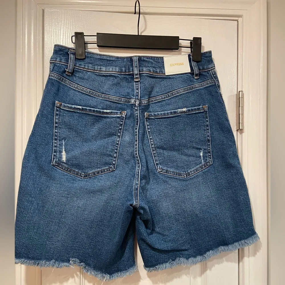 Express Curvy Bermuda High Rise Distressed Med Wash Cut Off Jean Shorts Size 8 - Image 4