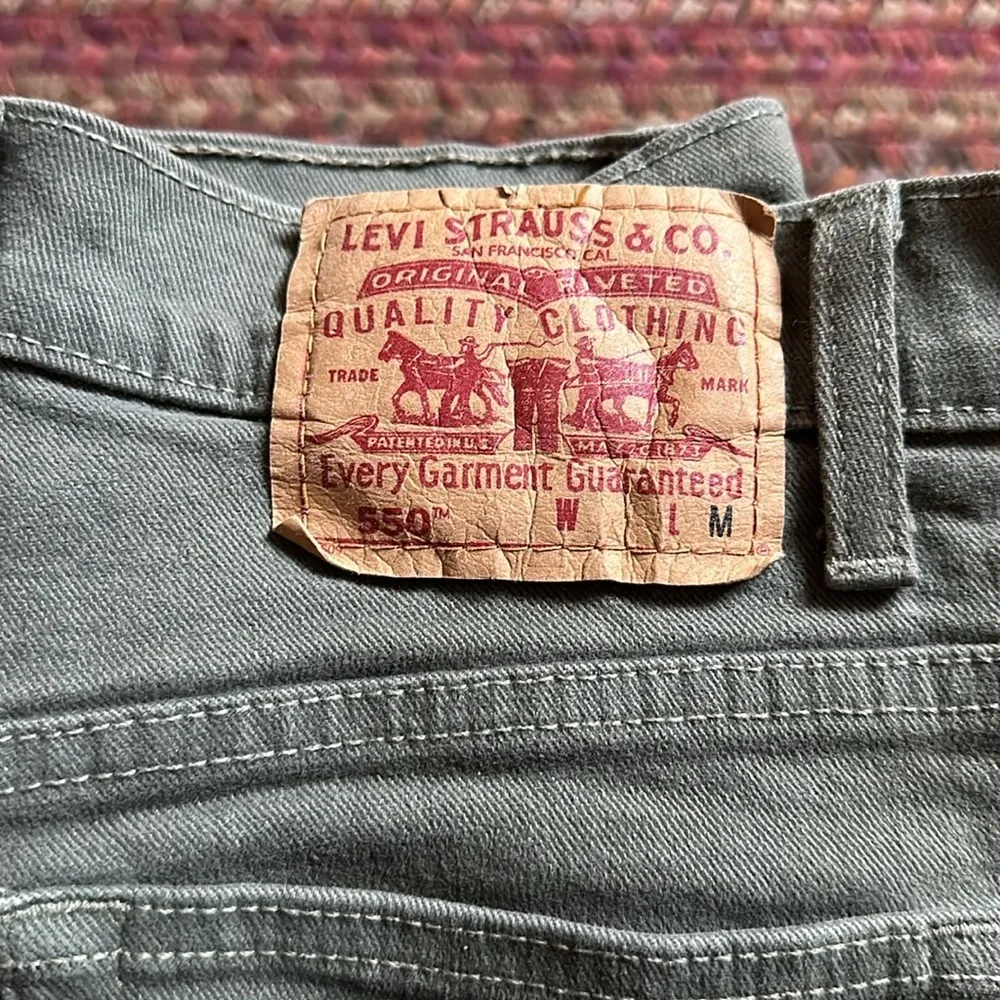 LEVIS 550 ARMY GREEN RIPPED KNEE DENIM PANTS - Image 3