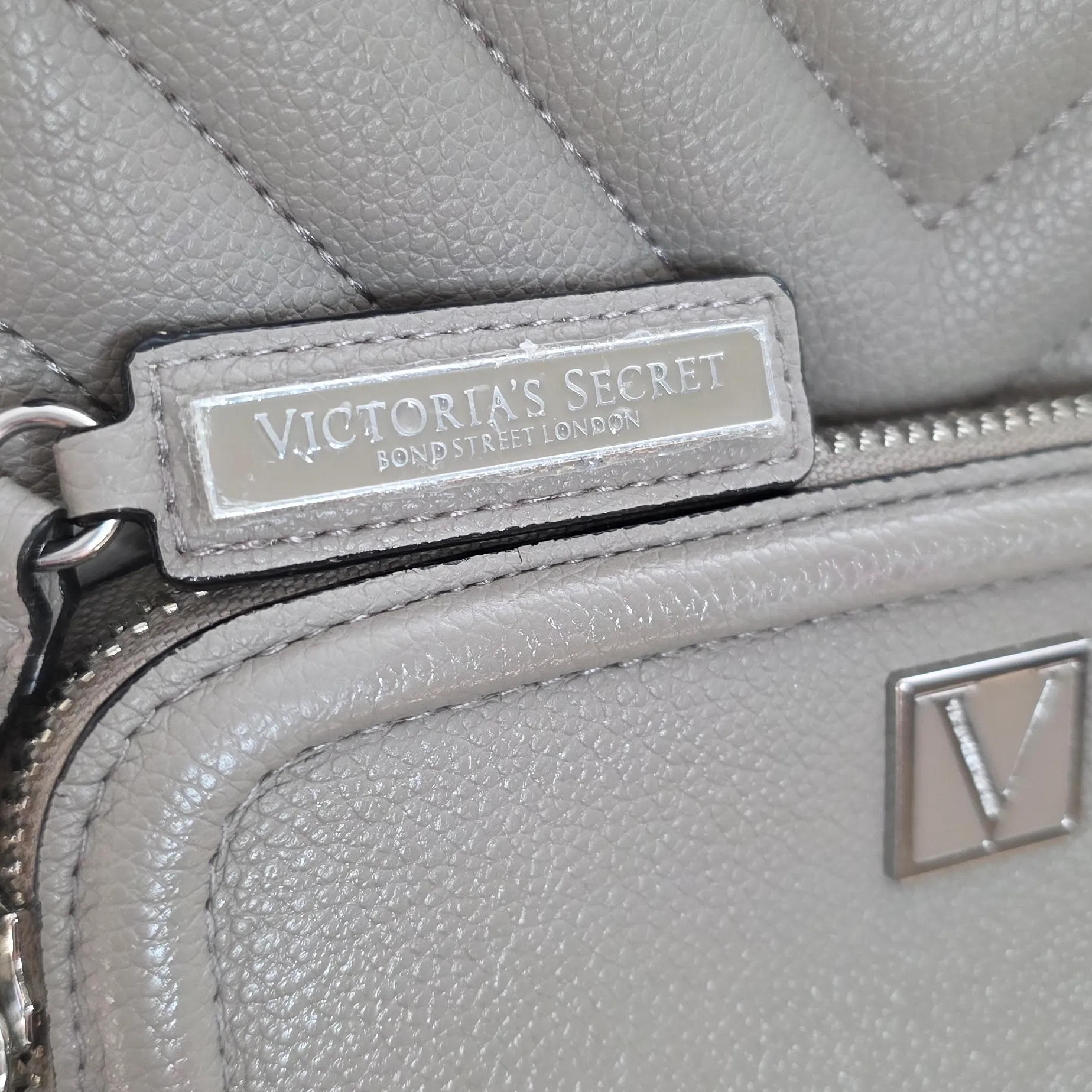 Victoria's Secret Quilted Backpack Wallet Chain Detail Gray V-Quilt Small City - Image 4