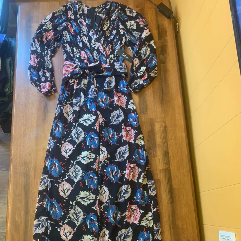 Lulus jumpsuit NWT Size XS Black Leaf print Roni Pleated Balloon Sleeve … - Image 2
