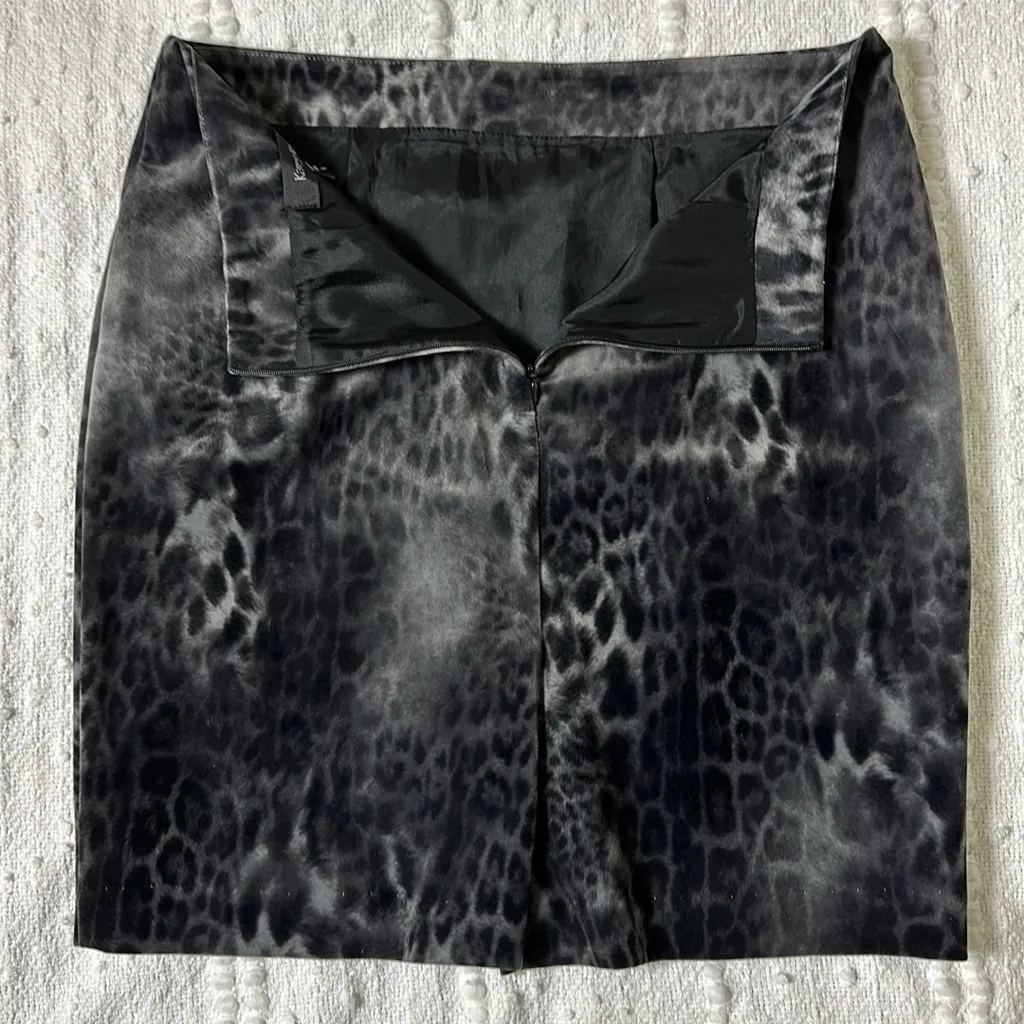Karen Kane Crushed Velvet Animal Print Fitted Skirt‎ Size 6 Black Cheetah - Image 6