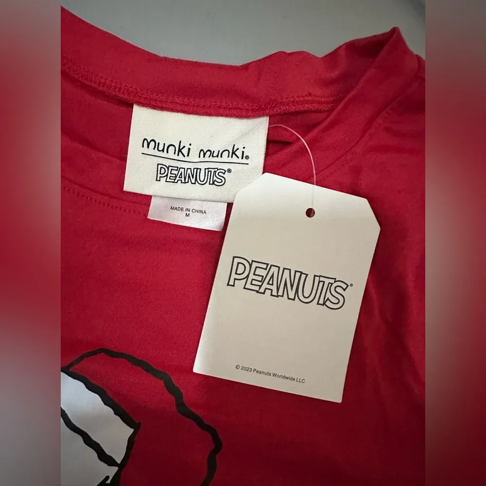 NWT Christmas Charlie Brown Snoopy Santa Cute Graphic Long Sleeve Peanuts Shirt Red Size M - Image 3