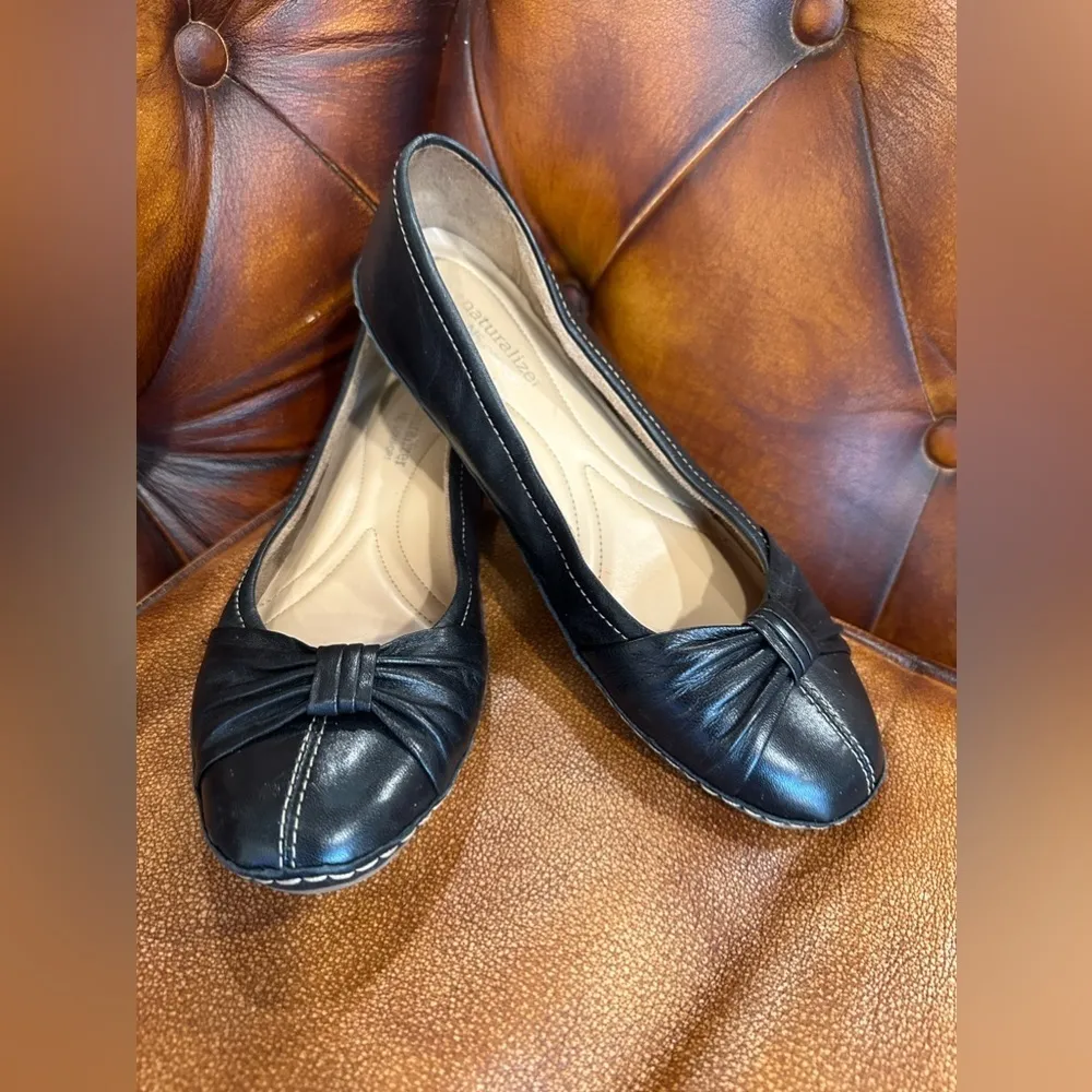 EUC NATURALIZER black flat ballerina leather shoes with white stitches Sz 6 - Image 2